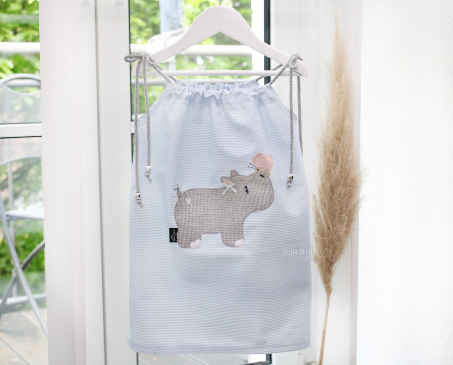 Nilpferd Nils mit Schmetterling 16x26 Stickdateien Shop Nilpferd Nils mit Schmetterling 16x26 Stickdateien Shop