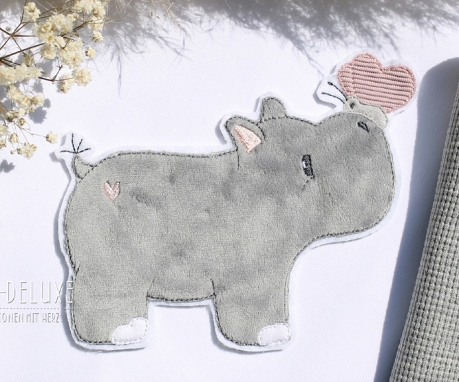 Nilpferd Nils mit Schmetterling 16x26 Stickdateien Shop Nilpferd Nils mit Schmetterling 16x26 Stickdateien Shop